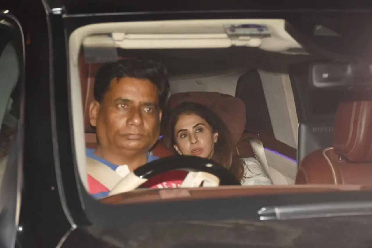 Urmila Matondkar also accompanied Vidya to visit the mortal remains of Asha Bhosle at her home.